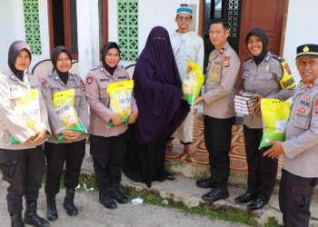 Dukung Pendidikan Agama, Kapolres Buru Bagikan Al-Qur’an untuk TPQ