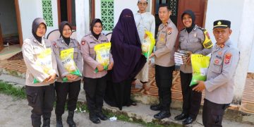 Dukung Pendidikan Agama, Kapolres Buru Bagikan Al-Qur’an untuk TPQ