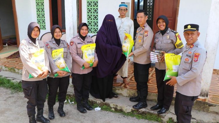 Dukung Pendidikan Agama, Kapolres Buru Bagikan Al-Qur’an untuk TPQ