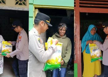 Program Jumat Berkah, Polsek Namlea Bagi Beras Untuk Para Janda