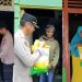 Program Jumat Berkah, Polsek Namlea Bagi Beras Untuk Para Janda