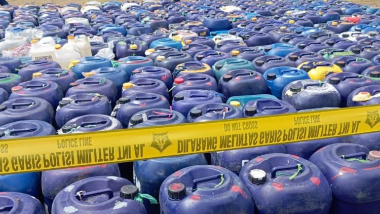 Wow!! 13.810 Liter Miras Tradisional dari Tanimbar Dimusnahkan Lanal Tual