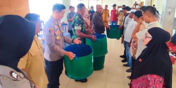 Pemkab Buru Salurkan 700 Tong Sampah untuk Warga Namlea