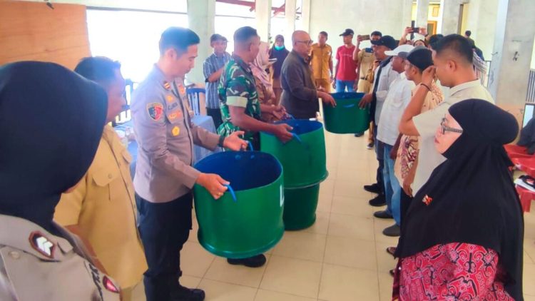 Pemkab Buru Salurkan 700 Tong Sampah untuk Warga Namlea