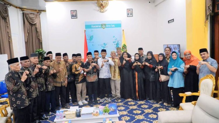 Wali Kota Tual dan Wakilnya Melepas Jemaah Umroh Tahun 2025