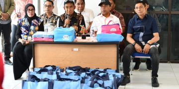 Wali Kota Tual dan Wakilnya Serahkan Bantuan Sembako dari Wapres untuk KPM