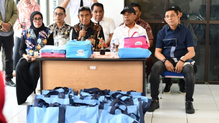 Wali Kota Tual dan Wakilnya Serahkan Bantuan Sembako dari Wapres untuk KPM