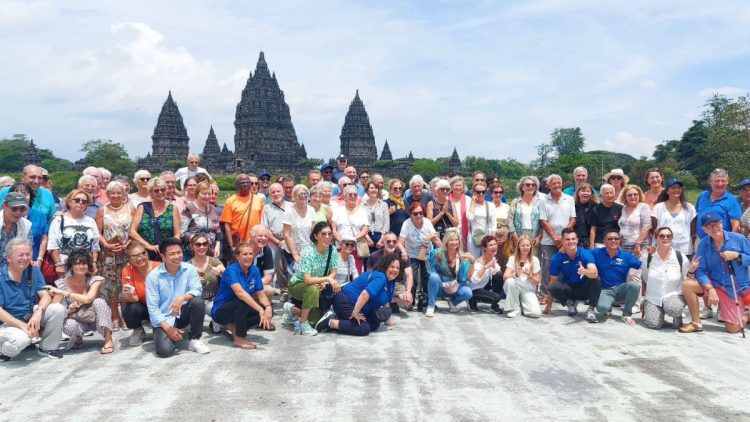 Kemenpar Dampingi 128 Turis Premium Prancis Kunjungi Borobudur dan Prambanan