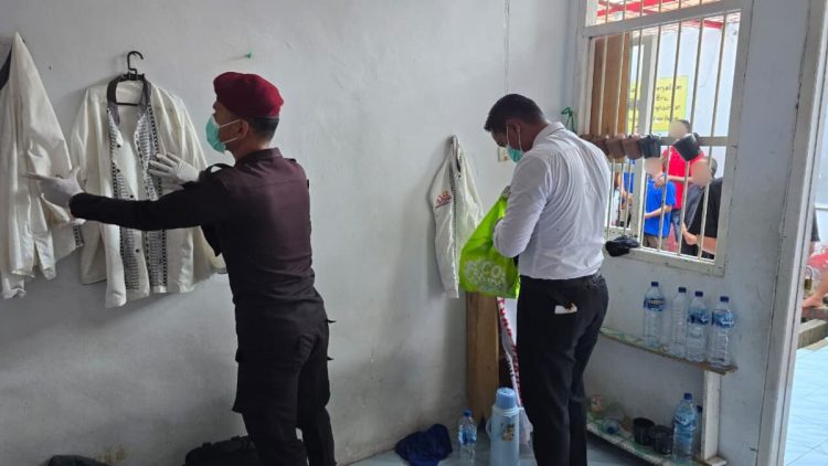 Razia Pagi di Lapas Namlea, Petugas Sita Barang Terlarang