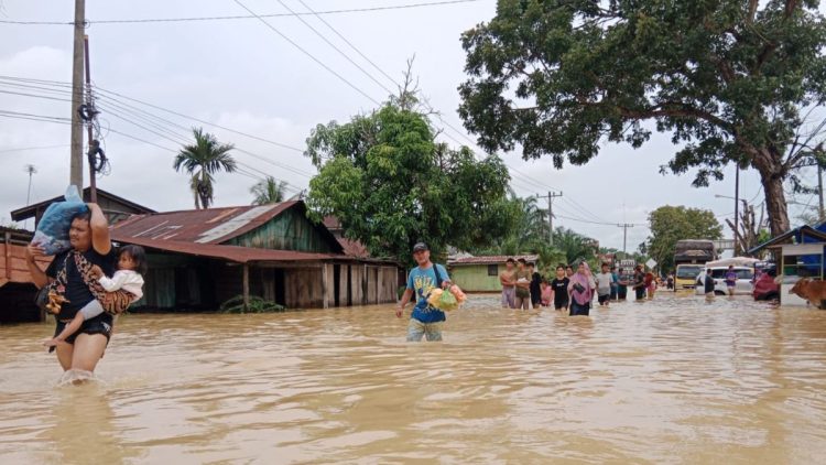 “Lengkap Penderitaan”: Teriakan Lelah Warga Pematang Tengah yang Terombang-ambing di Tengah Banjir