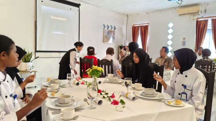 Praktik Table Manner, Siswa Hospitality P2TIM Tunjukkan Kesiapan Kerja