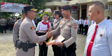 Berkinerja Baik, 21 Personel Polres Maluku Tenggara Terima Penghargaan