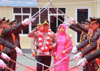 Tiba Di Mapolres Tual, AKBP Whansi Des Asmoro Disambut Tradisi Pedang Pora