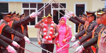 Tiba Di Mapolres Tual, AKBP Whansi Des Asmoro Disambut Tradisi Pedang Pora