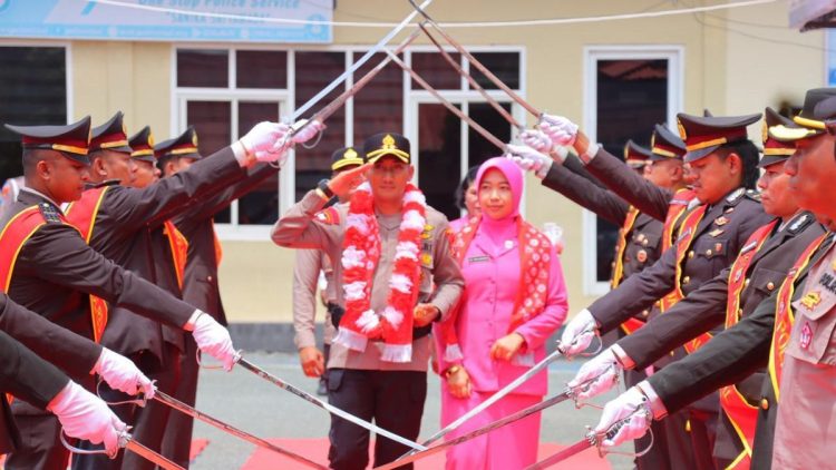 Tiba Di Mapolres Tual, AKBP Whansi Des Asmoro Disambut Tradisi Pedang Pora