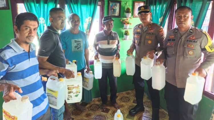 160 Liter Sopi Disita Polisi dari Dua Desa di Kabupaten Buru
