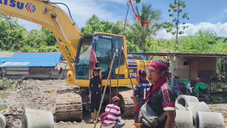 Gunung Botak Memanas! Ekskavator dan 4 Dompeng Disasi Secara Adat