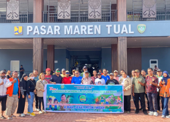 Wawali Kota Tual Amir Rumra Pimpin Aksi Bersih Pasar Maren