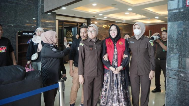 Kejati Sulsel Eksekusi Mira Hayati, Bos Skincare Bermerkuri Dipenjara 2 Tahun