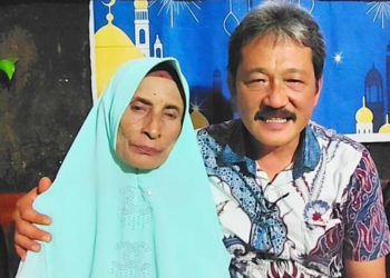 Anggota DPRD Buru Berangkatkan Nenek 64 Tahun Umroh, Warga Terharu