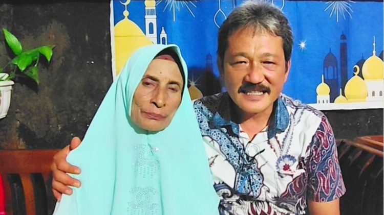 Anggota DPRD Buru Berangkatkan Nenek 64 Tahun Umroh, Warga Terharu