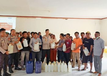 Ratusan Liter Sopi Diserahkan Warga ke Polsek Namlea Usai Sosialisasi Miras