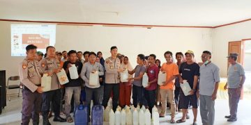 Ratusan Liter Sopi Diserahkan Warga ke Polsek Namlea Usai Sosialisasi Miras