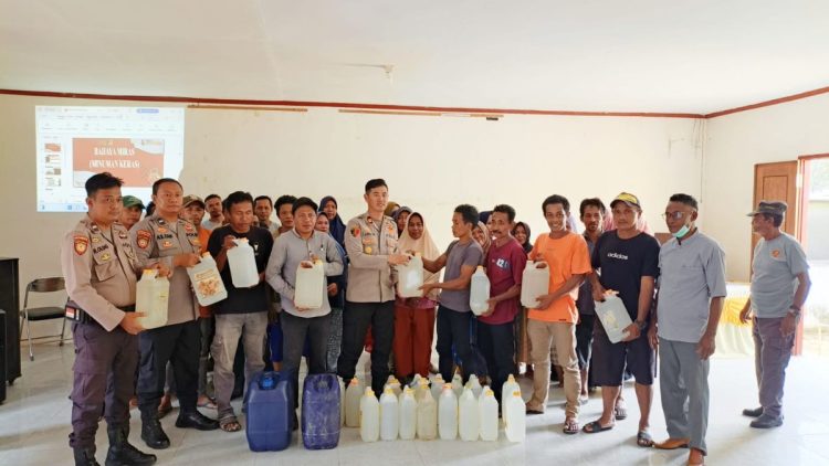 Ratusan Liter Sopi Diserahkan Warga ke Polsek Namlea Usai Sosialisasi Miras