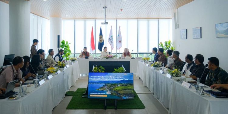 Menpar Tekankan Sinkronisasi Master Plan untuk Percepatan Pengembangan Danau Toba